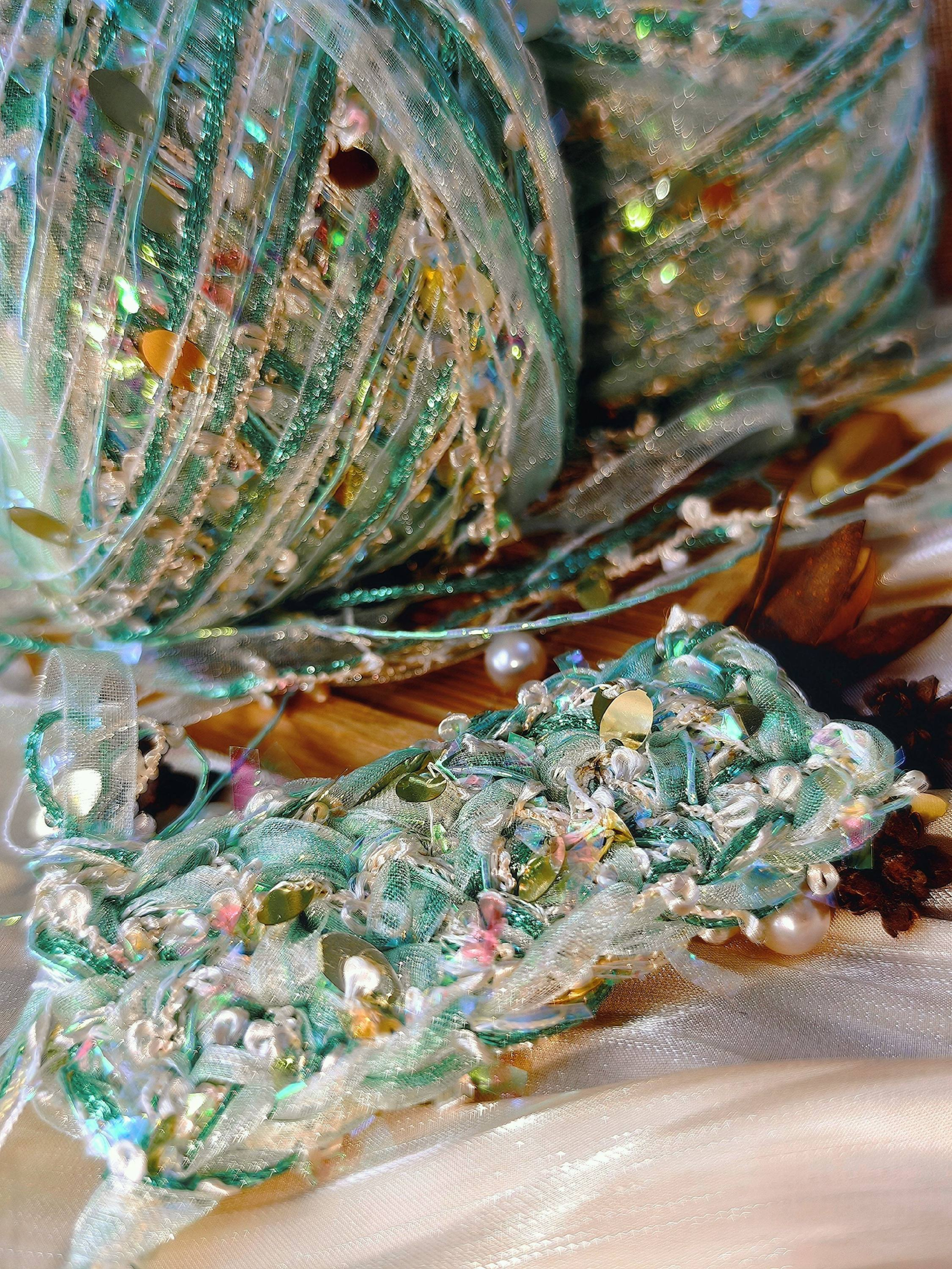 Green novelty yarn with mixed fiber textures